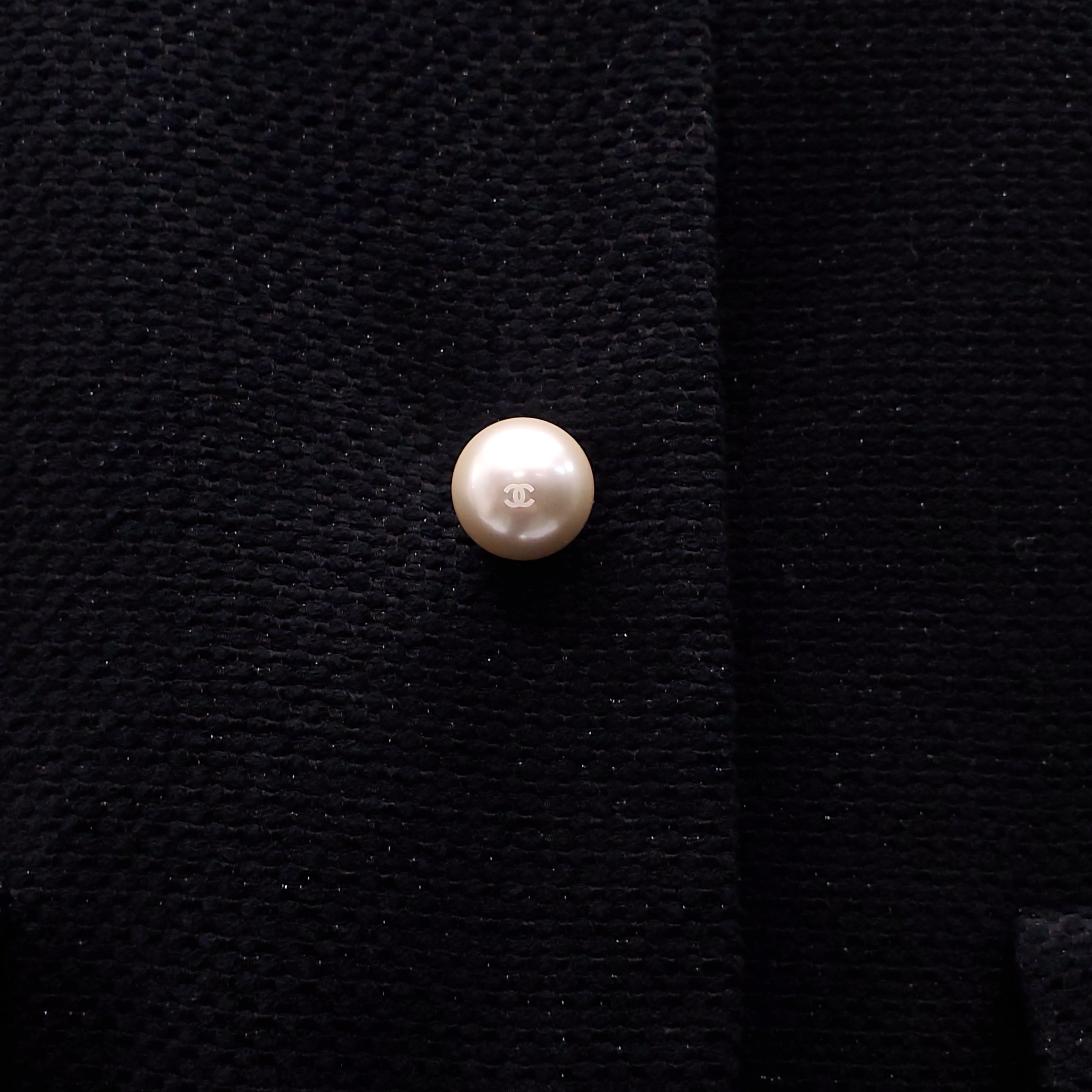 CHANEL TWEED JACKET WITH PEARL LOGO BUTTONS AND LEATHER DETAIL - SIZE 40